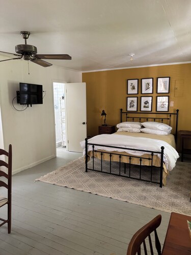 Cabin on the Bayou - Great for Local Getaway or Weekly Area Work