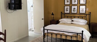 Cabin on the Bayou - Great for Local Getaway or Weekly Area Work