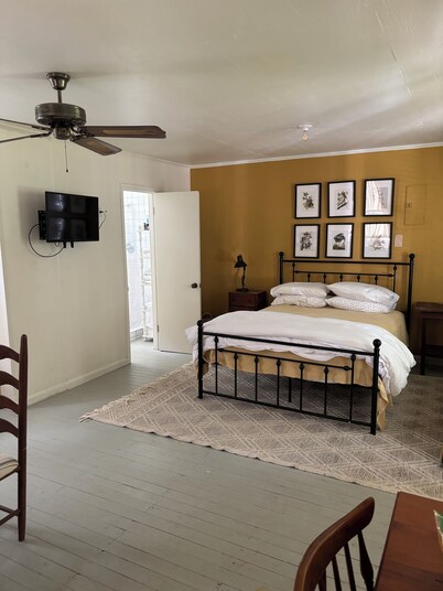 Cabin on the Bayou - Great for Local Getaway or Weekly Area Work