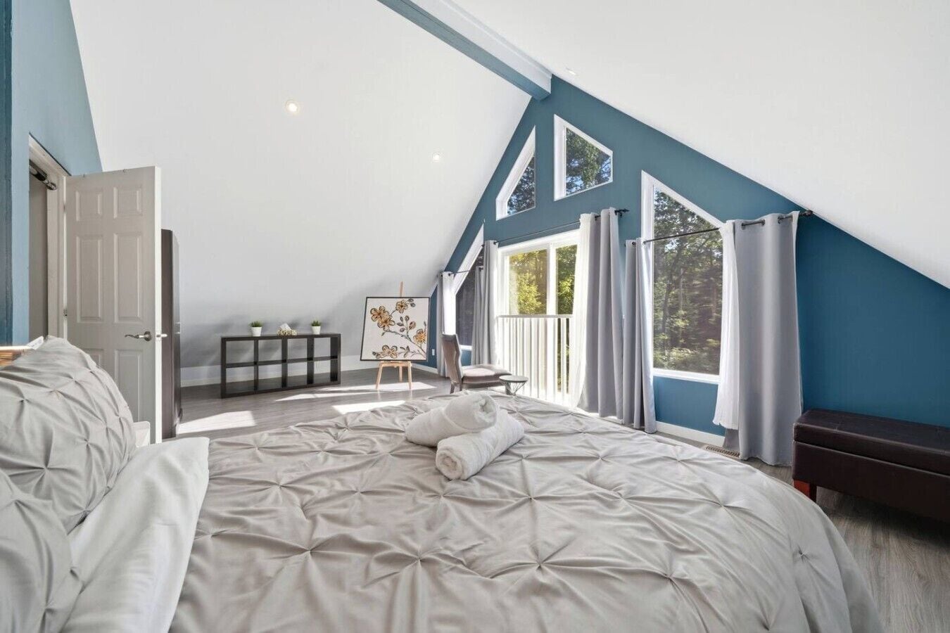 Desk, iron/ironing board, WiFi, bed sheets