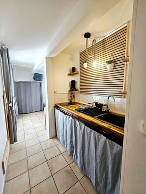 Fridge, microwave, stovetop, coffee/tea maker - LA KAZ NATURE — Cottage for 4 people, with AC and a pool, Sainte-Anne (Sainte-Anne)
