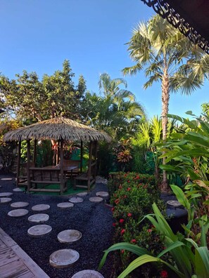 Terrace/patio - LA KAZ NATURE — Cottage for 4 people, with AC and a pool, Sainte-Anne (Sainte-Anne)