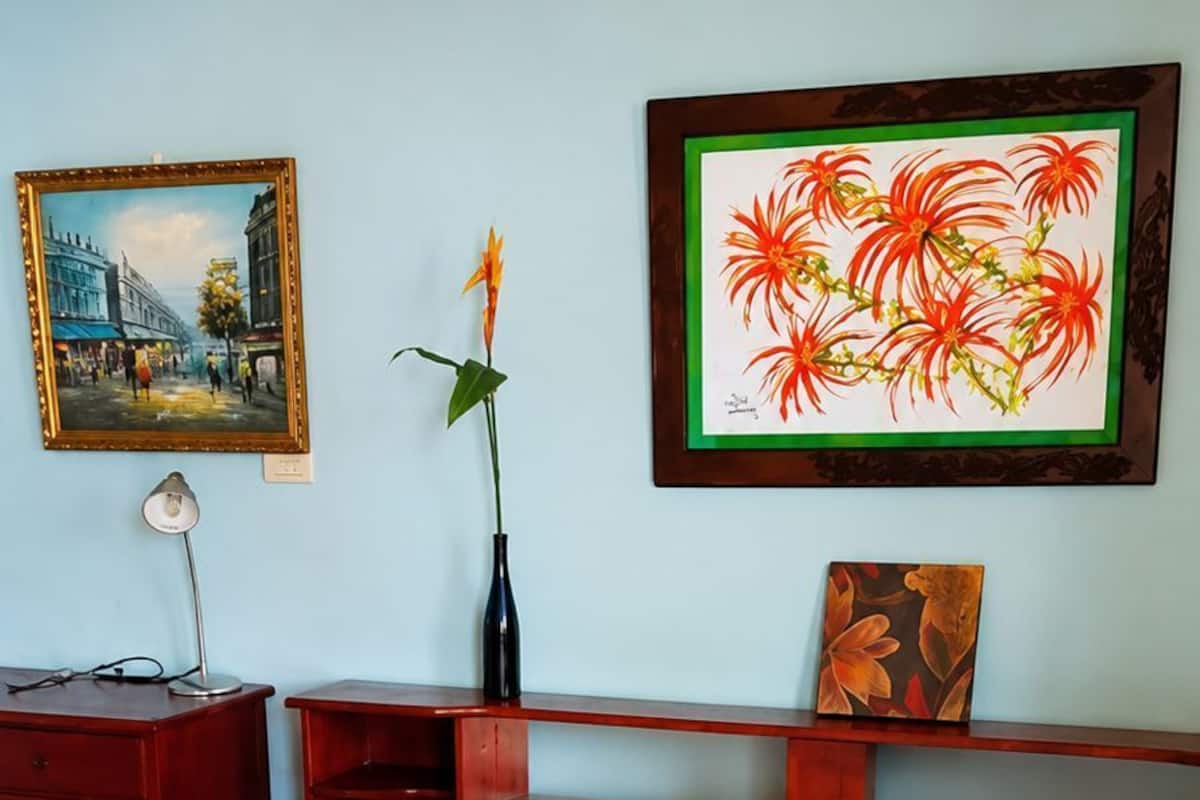 Family Room | Desk, laptop workspace, free WiFi