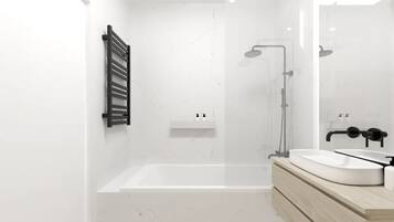 Luxury Suite, City View | Bathroom
