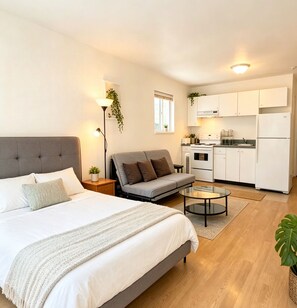 1 bedroom, iron/ironing board, WiFi, bed sheets - Studio in Sophia’s sweet home (Vancouver)