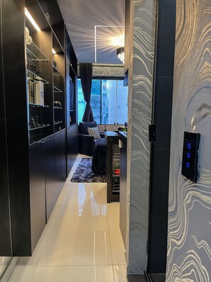 Ein modernes Interieur mit elegantem Schwarz-Weiß-Farbdesign, einer Glasvitrine, einer Sitzecke mit Ausblick und einer Wand im Marmoroptik.