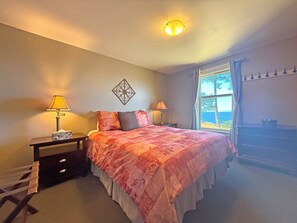Room - Oceanfront Suite with Relaxing Tub & Private Bath - Rm 5 (Gabriola)