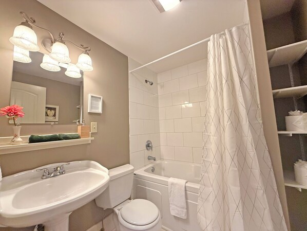 Bathroom - Oceanfront Suite with Relaxing Tub & Private Bath - Rm 5 (Gabriola)