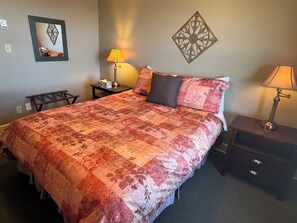 Room - Oceanfront Suite with Relaxing Tub & Private Bath - Rm 5 (Gabriola)