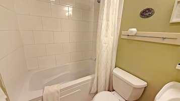 ヘアドライヤー、タオル、石鹸、トイレットペーパー