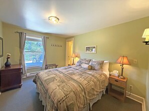 Room - Forestview Suite with Relaxing Tub & Private Bath - Rm 4 (Gabriola)