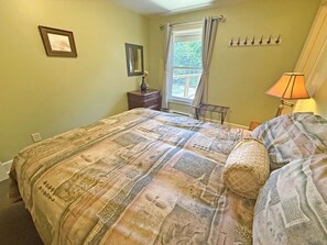 Room - Forestview Suite with Relaxing Tub & Private Bath - Rm 4 (Gabriola)