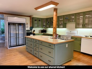 Private kitchen - Forestview Suite with Relaxing Tub & Private Bath - Rm 4 (Gabriola)