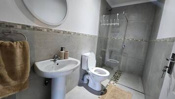 Room, 3 Bedrooms, Accessible, Smoking | Bathroom