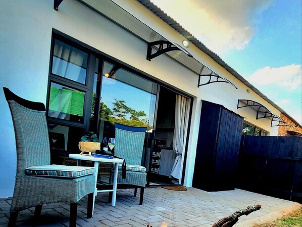 Outdoor dining - Room-charming Large Family Room With Pri (Polokwane)