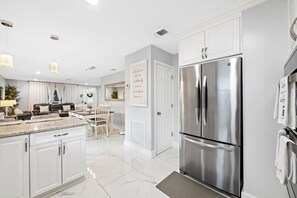 Interior - 3-bedroom house in peaceful Boca Raton with cool AC breeze (Boca Raton)