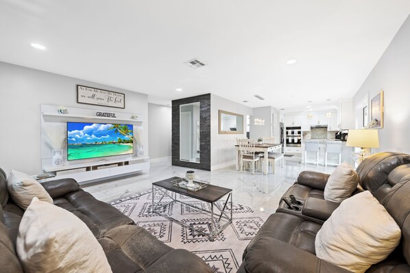 Living area - 3-bedroom house in peaceful Boca Raton with cool AC breeze (Boca Raton)