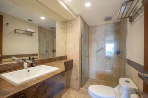 A bathroom with a large sink, a toilet, a shower enclosure, and a mirror. - Estudio a 5 min de la playa en San José del Cabo (San José del Cabo)
