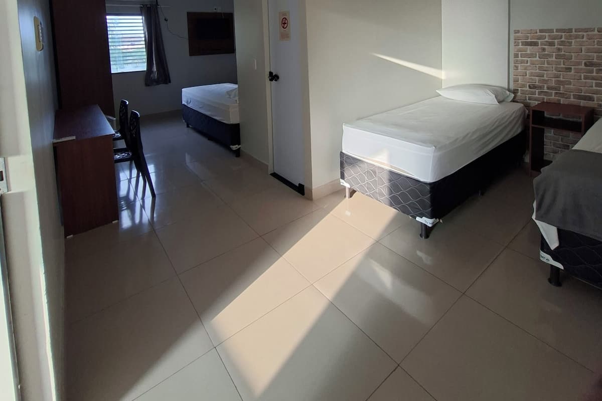Habitación cuádruple clásica | Escritorio y wifi gratis
