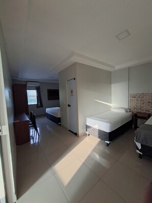 Classic Quadruple Room - BOTUS HOTEL (Barcarena)