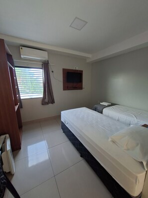 Classic Quadruple Room - BOTUS HOTEL (Barcarena)