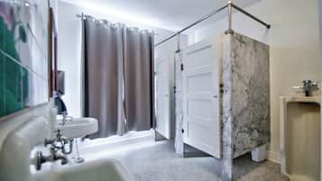 Douche, sèche-cheveux, shampoing