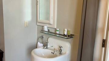 Douche, sèche-cheveux, serviettes fournies, shampoing