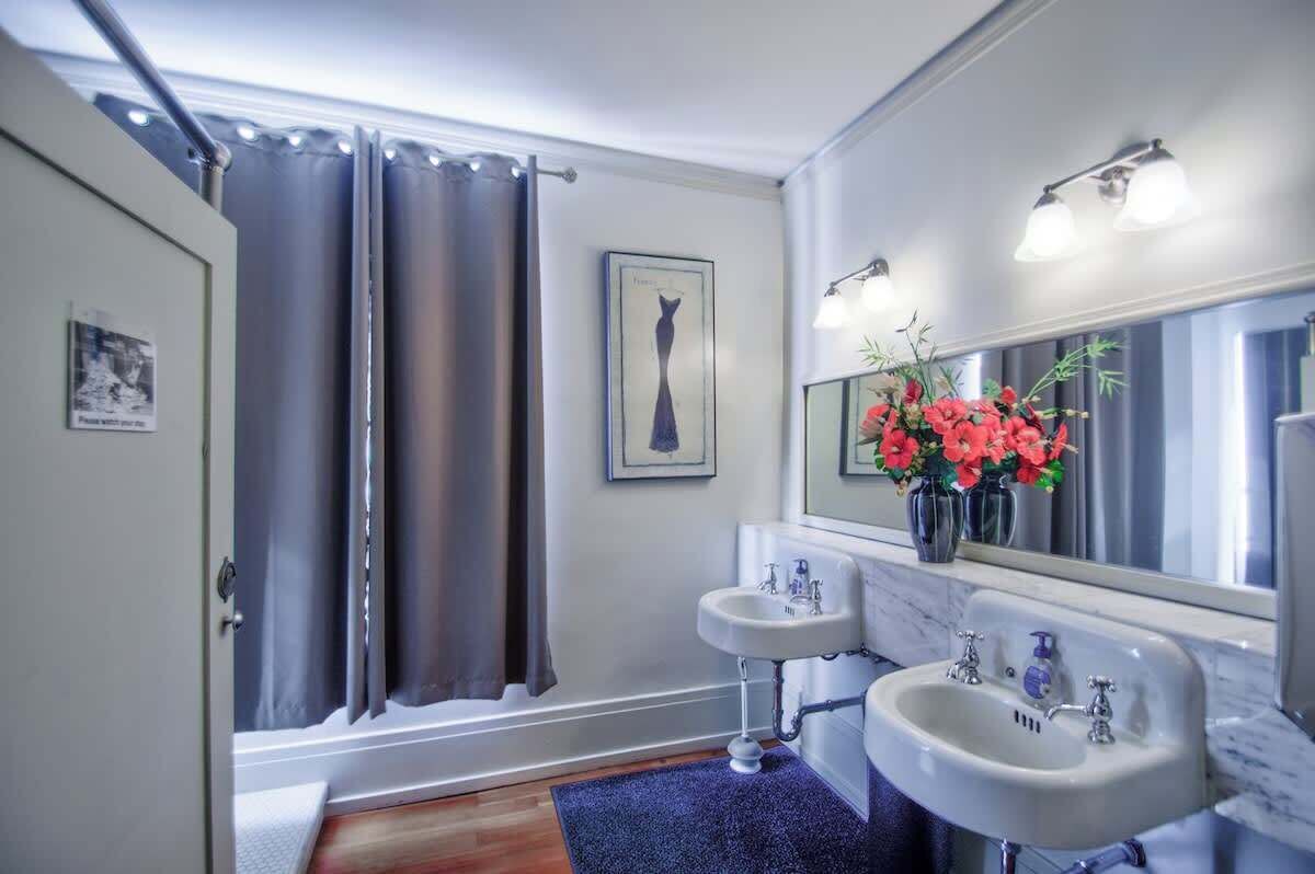 Douche, sèche-cheveux, shampoing