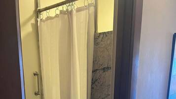 Dusche, Haartrockner, Shampoo