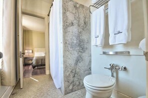 Shower, hair dryer - The Peak at Centralia Square | Historic Suite 311 (Centralia)