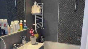 Hair dryer, towels, soap, toilet paper - Well-equipped apartment in Les Jardins de Carthage (Tunis)