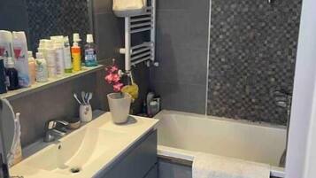 Haartrockner, Handtücher, Seife, Toilettenpapier