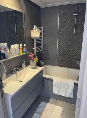 Haartrockner, Handtücher, Seife, Toilettenpapier