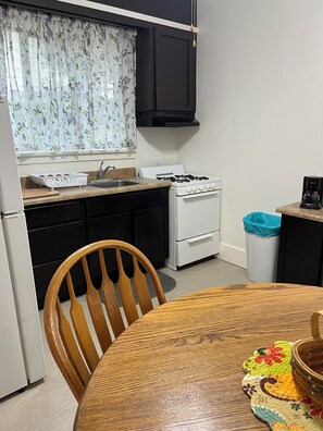 Fridge, oven, stovetop, coffee/tea maker - Wonderful 2-bedroom downstairs apartment in quiet Rapid City neighborhood (Rapid City)