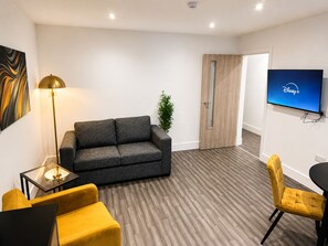 Living area - Modern 2-Bed Flat Near Donington & Airport (Long Eaton)