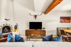 TV - Long-Term Rental, Walk to the Plaza, Near Sprouts (Santa Fe)