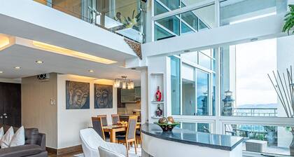 The Cebu Skyline Penthouse Romantic Getaway with Pool, King size Bed, 2 BR