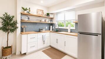 Coffee/tea maker, fridge, microwave, stovetop