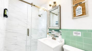 Secador de cabelo, toalhas de banho, sabonete, shampoo
