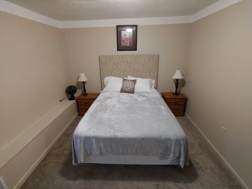 5 Minute Drive to The Arc... Sleeps 6, located in Old Part of Town... Dry Ridge