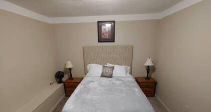 5 Minute Drive to The Arc... Sleeps 6, located in Old Part of Town... Dry Ridge