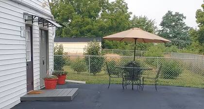 5 Minute Drive to The Arc... Sleeps 6, located in Old Part of Town... Dry Ridge