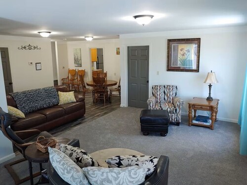 5 Minute Drive to The Ark... Sleeps 6, located in Old Part of Town... Dry Ridge