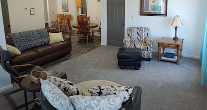 5 Minute Drive to The Ark... Sleeps 6, located in Old Part of Town... Dry Ridge