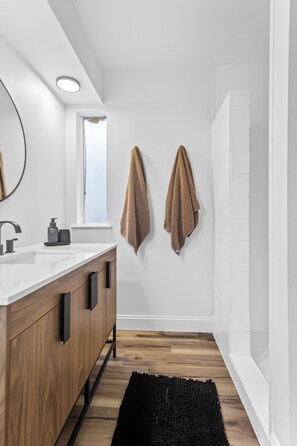 Bathroom - Upscale Design + Fully Stocked 2bd/2bth Near Major Hospitals (Tulsa)
