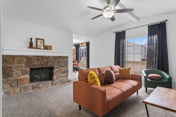 Living area - Upscale Design + Fully Stocked 2bd/2bth Near Major Hospitals (Tulsa)