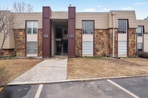 Exterior - Upscale Design + Fully Stocked 2bd/2bth Near Major Hospitals (Tulsa)