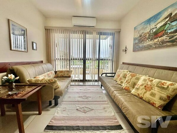 Living area - Vrbo Property (Bertioga)