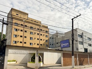 Un hotel de varios pisos con un letrero llamativo que dice 'Imperio Hotel'.
