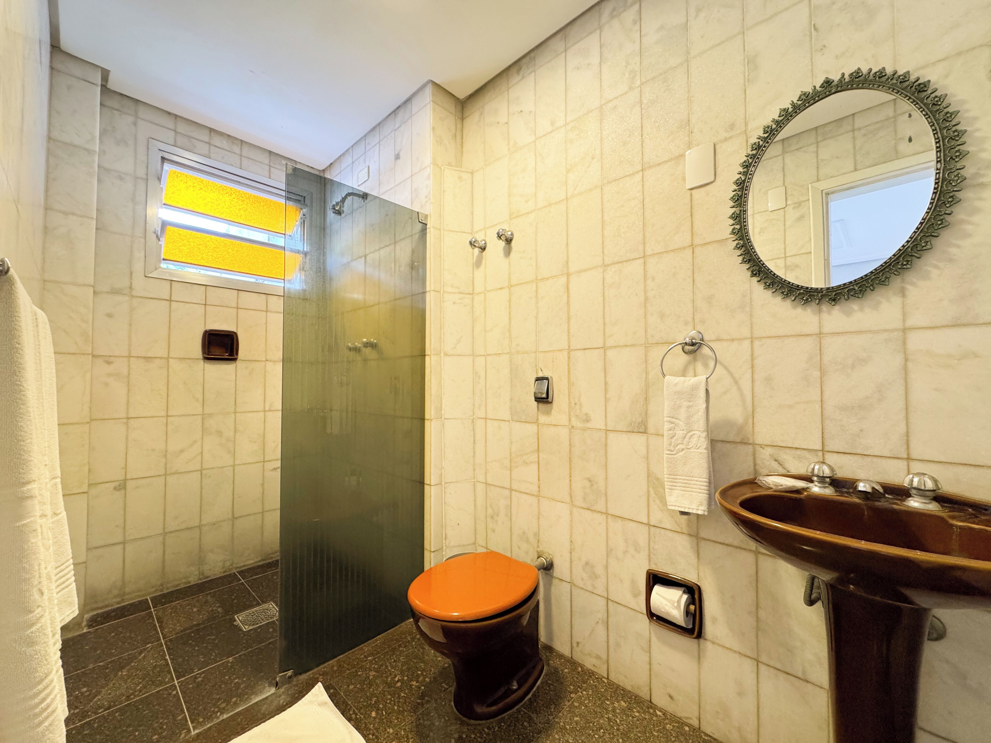 Habitación básica con 1 cama matrimonial o 2 individuales | Baño | Toallas, jabón, papel de baño 